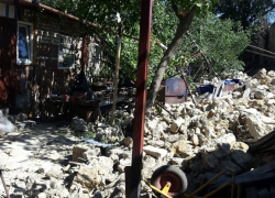 Жители дома, во дворе которых обвалилась стена "Инея", еще месяц будут жить в руинах