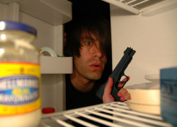 Голодные разбойники с «травматом» отобрали у пенсионерки и ее сына деньги и продукты на Ставрополье