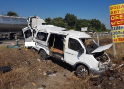 Молодая женщина погибла в страшном наезде фуры на пассажирскую маршрутку под Невинномысском