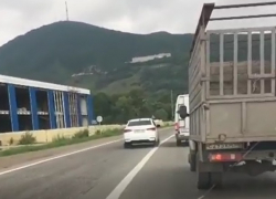 Нетерпеливый автохам поехал по встречной через «сплошную» и попал на видео под Пятигорском