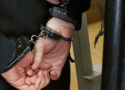 Мужчина пытался задушить полицейского на железнодорожном вокзале в Минводах