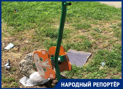 «Под ногами куча стекол»: детская площадка на Ставрополье в ужасном состоянии