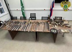 Коллекционные сабли и кинжалы на 2 миллиона рублей пытался провезти в Россию ставрополец