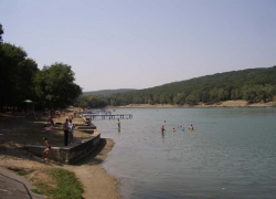 На Комсомольском озере мужчина ранил ножом подростка и женщину