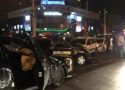 Черная "Приора" ехала по "встречке" на "красный" и врезалась в такси на перекрестке в Ставрополе