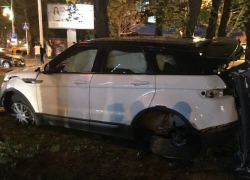 «Рендж-Ровер» вылетел на клумбу после серьезного ДТП с двумя авто в Ставрополе 