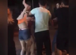 В Пятигорске на видео сняли драку девушек возле автовокзала