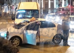 Авария с участием "маршрутки" и легкового такси произошла на глазах "гаишников" в Ставрополе 