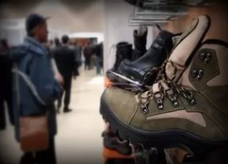 Парни воровали кроссовки, переобуваясь в магазине