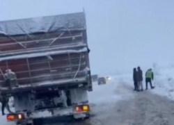 Движение всех видов транспорта ограничили на трассе Ставрополья из-за погоды