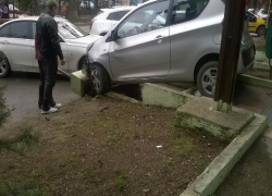 В Ставрополе иномарка пыталась выехать с тротуара, повисла на ступенях и врезалась в «БМВ»