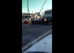 В Пятигорске на ж/д переезде столкнулись "КамАЗ" и легковушка