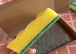 Губки для мытья посуды получили на 8 Марта девочки ставропольской школы от одноклассников