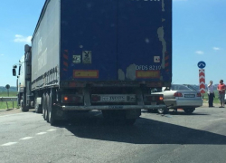 Многотонная фура перегородила трассу после столкновения с иномаркой под Ставрополем