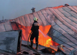 Крыша дома и мебель сгорели в пожаре на Ставрополье