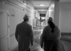 Парень выпал из окна многоэтажки на юге Ставрополя и погиб 