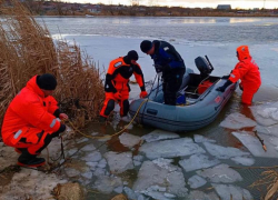 Провалившегося под лед рыбака ищут на Ставрополье