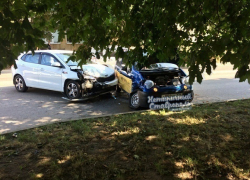 Иномарка въехала в такси "Матиз" в Ставрополе