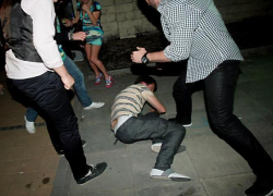 Заколовший ножом одного и избивший второго посетителя диско-бара на Ставрополье мужчина спрятался в Чечне