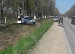  Неопытная девушка-водитель сильно разогналась на трассе и вылетела в кювет на Ставрополье