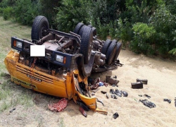 32-летнего водителя зажало под грудой металла в перевернувшемся КамАЗе на Ставрополье