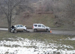 Два человека пострадали при столкновении отечественных легковушек в Пятигорске