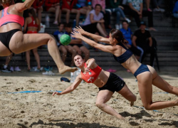 Девушки из Ставрополя и Волгограда выдали спектакль на песке в чемпионате по пляжному гандболу