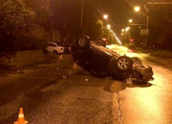 Опрокинувшая дорогую иномарку женщина-водитель получила в ДТП травмы и порезы в Ставрополе