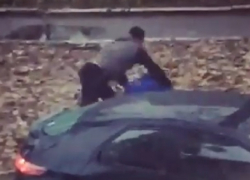 Жесткая драка двух водителей на дороге попала на видео в Пятигорске 