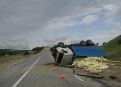 На Ставрополье на трассе перевернулся «КамАЗ»