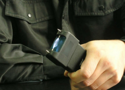 На Ставрополье полицейский 15 раз ударил электрошокером задержанного