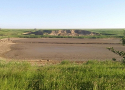 Мелкую лужу на месте рыбацкого озера оставил недавний потоп на Ставрополье