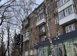 Сильный ветер вырвал балкон на улице Ленина в Ставрополе: фото 