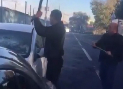 Спасение водителя из дымящегося автомобиля со ставропольскими номерами попало на видео