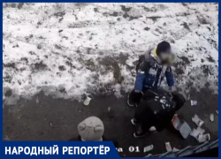 Раскидали мусор и ушли: школьники устроили свалку возле частного дома в Ставрополе