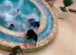 Группа молодых людей искупалась в фонтане торгового центра в Ставрополе