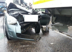 "Приора" разбилась о грузовик в смертельном ДТП на трассе "Кавказ" в Ставропольском крае