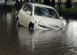 Автомобиль с перепуганными детьми смыло мощным ливнем с трассы и перевернуло на Ставрополье