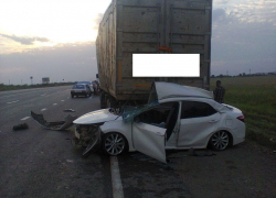 Иномарка врезалась в грузовик на Ставрополье