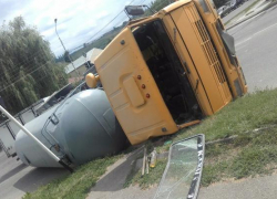В Ставрополе перевернулась цистерна с цементом