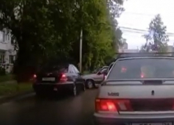 Обгонявший пробку по "встречке" "Мерседес" врезался в ВАЗ на перекрестке в Ставрополе и попал на видео