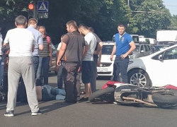Мотоциклист «влетел» в иномарку на перекрестке в Ставрополе 