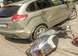 Скутер на полном ходу въехал в Lada-ХRay в Ставрополе