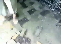 Затопленная Провалом площадь стала разваливаться на куски и попала на видео