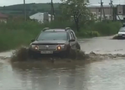 Грязная река вместо дороги возмутила жителей Ставрополья и попала на видео