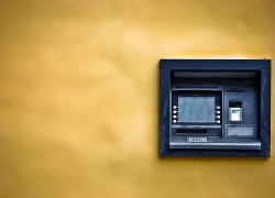 Грабители пытались отбуксировать банкомат на автомобиле