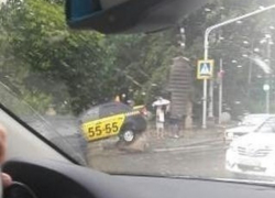 Машина такси неожиданно "налетела" на бетонные блоки в Железноводске