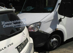 Маршрутка протаранила не уступивший ей дорогу "Мерседес" в Ставрополе 