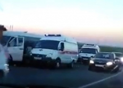 Маршрутное такси с пассажирами врезалось в КамАЗ под Ставрополем - есть пострадавшие