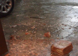 В Ставрополе на припаркованные у дома машины упали кирпичи